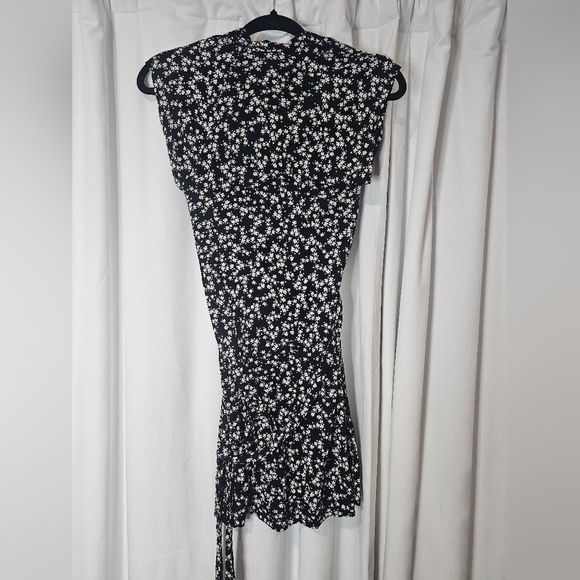 French connection Floral Black flowy Dress with tie​ - Picture 3 of 5